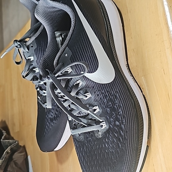 Nike Zoom Sneakers Mens Sz 10.5 Black and White  Excellent Condition - Picture 10 of 10